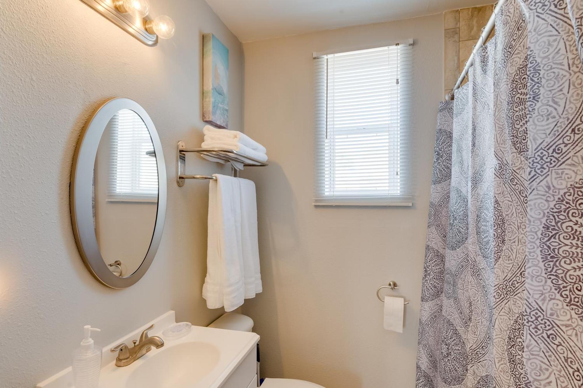 Beautiful Galveston Apt With Deck Less Than 3 Mi To Dtwn! Bagian luar foto